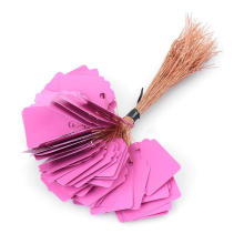 Lila Farbe aufgereiht Tag mit Sring, Papier hängen aufgereiht